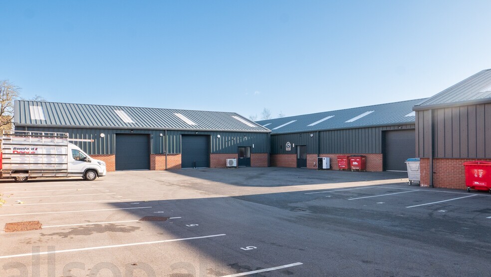 Freehold Industrial Estate Investment portfolio of 2 properties for sale on LoopNet.co.uk - Primary Photo - Image 1 of 2