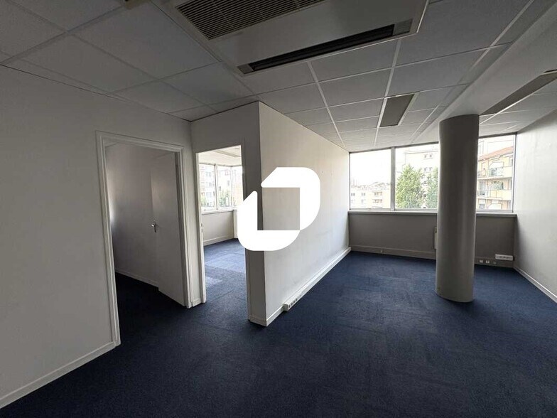 Office in Lyon for sale - Interior Photo - Image 2 of 11