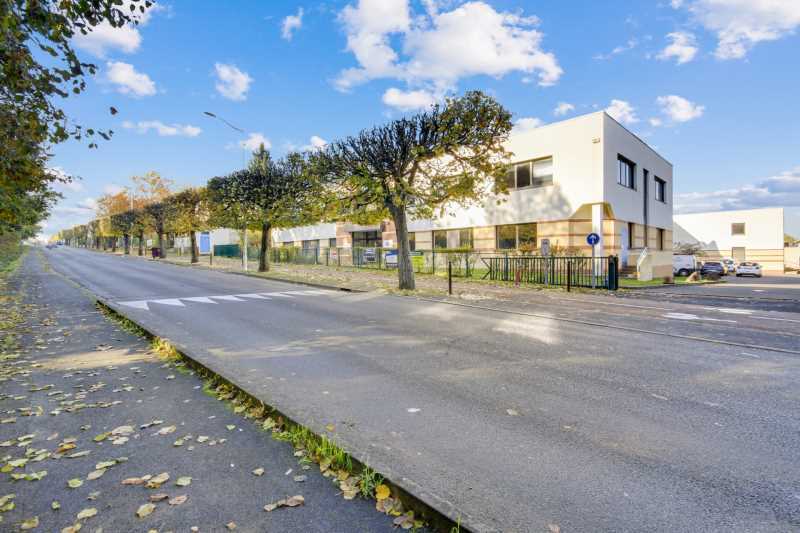 Light Industrial in Champs-sur-Marne to rent Building Photo- Image 1 of 13