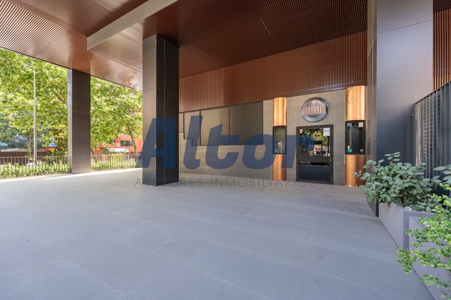 Retail in Madrid, Madrid to rent - Building Photo - Image 2 of 10