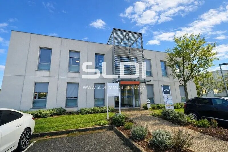 Office in Limas to rent Building Photo- Image 1 of 11