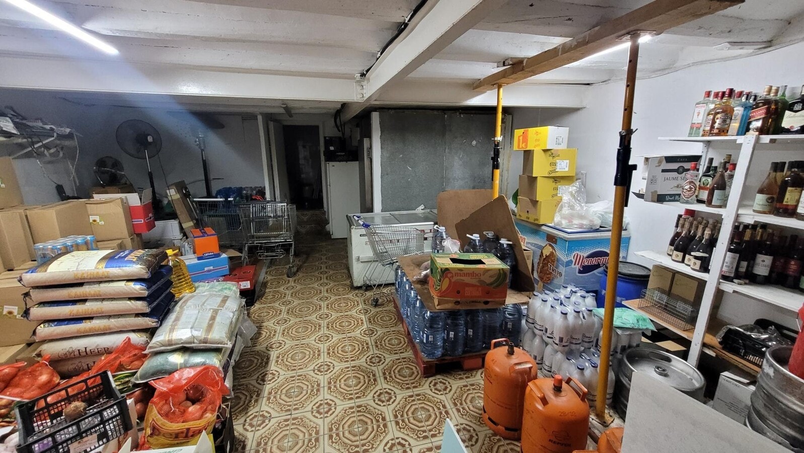 Barcelona, BAR 08001 - Unit LC1 - - Interior Photo - Image 2 of 6