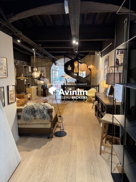 Retail in Lyon to rent - Interior Photo - Image 2 of 11