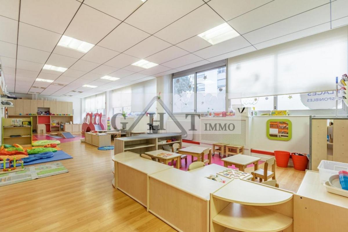 Retail in Vincennes to rent Interior Photo- Image 1 of 6