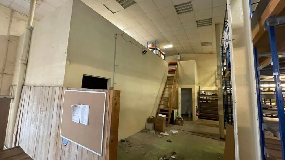 Industrial in Chambourcy for sale - Interior Photo - Image 2 of 5