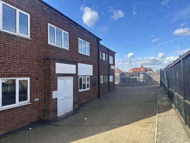 86 Pullman Rd, Wigston to rent - Building Photo - Image 1 of 5