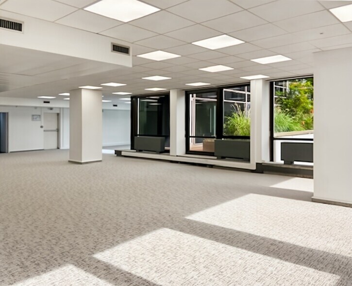 Office in Saint-Cloud to rent - Interior Photo - Image 2 of 5