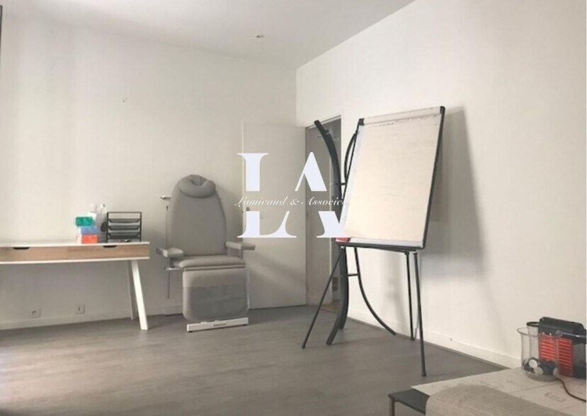 Office / Medical in Paris to rent - Interior Photo - Image 2 of 6