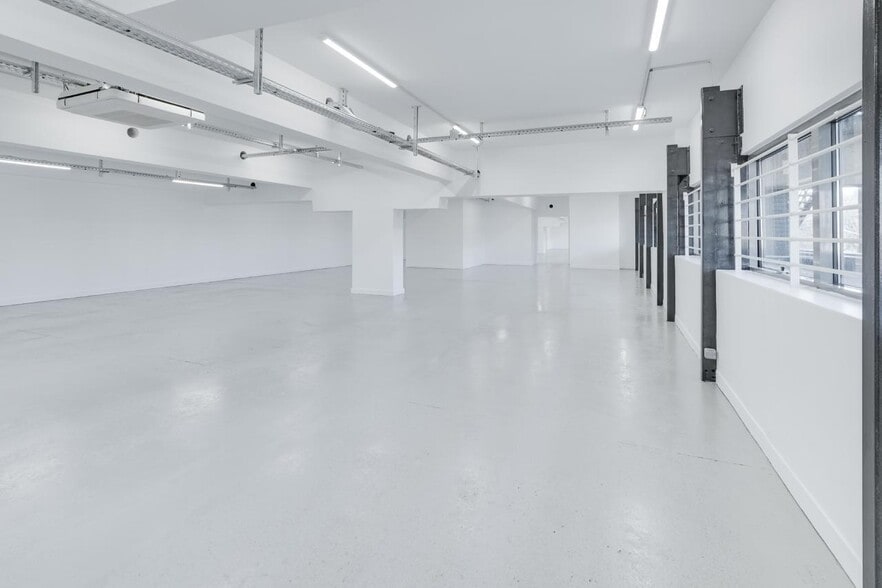 Office in Pantin for sale - Building Photo - Image 1 of 16