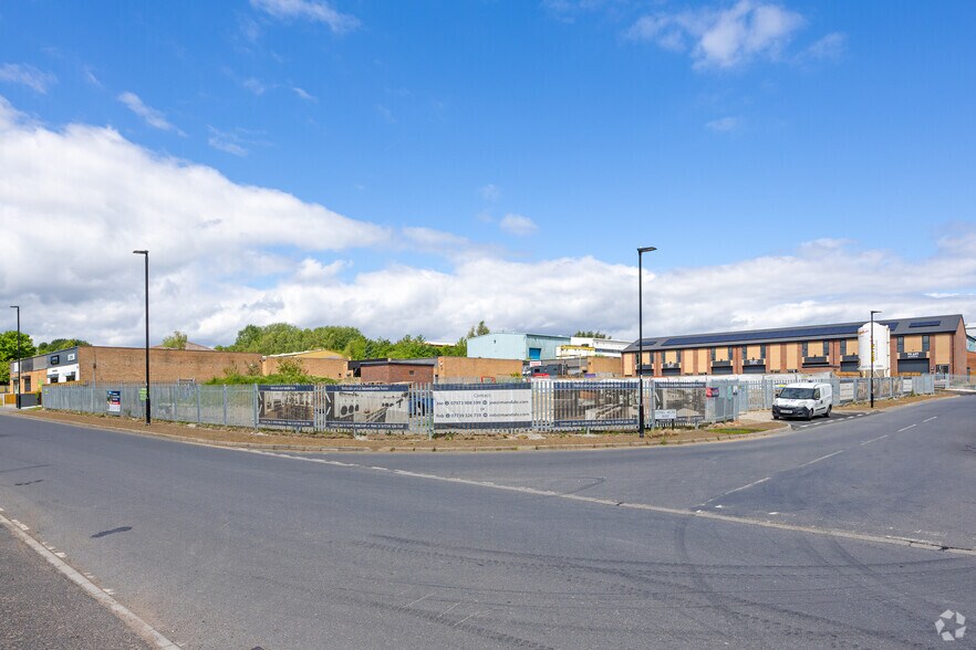 Long Acre Way, Sheffield to rent - Building Photo - Image 2 of 5