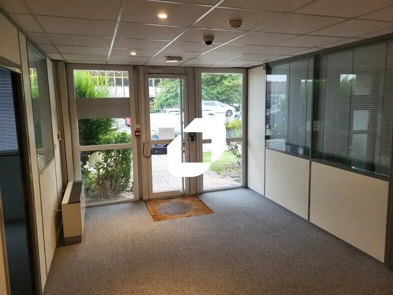 Office in Mérignac to rent - Lobby - Image 2 of 14
