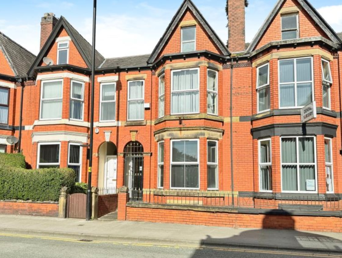 28 Railway Rd, Leigh to rent Primary Photo- Image 1 of 2