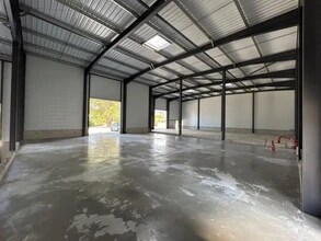 Light Industrial in Signes to rent Interior Photo- Image 2 of 4