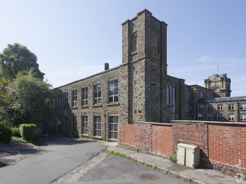 Clarence Rd, Bollington for rent - Primary Photo - Image 1 of 6