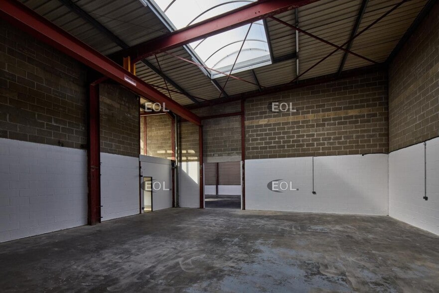 Light Industrial in Le Thillay to rent - Interior Photo - Image 2 of 4