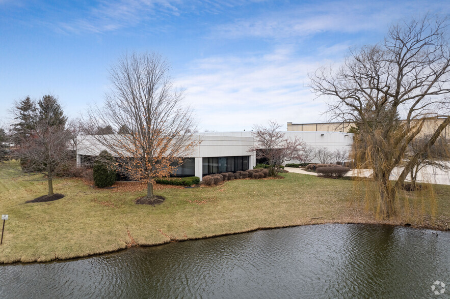 555 Corporate Woods Pky, Vernon Hills, IL for sale - Building Photo - Image 1 of 5