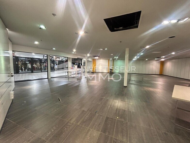 Retail in Senlis to rent - Interior Photo - Image 3 of 4