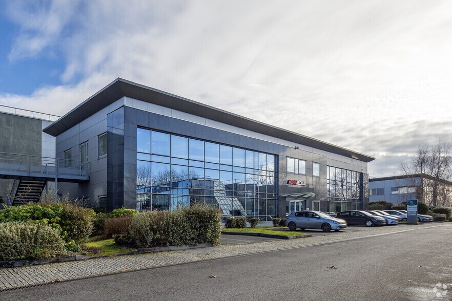 385 Rue De La Belle Etoile, Roissy-en-France to rent - Building Photo - Image 2 of 2