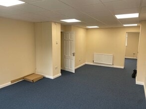 11-13 Dukes Ride, Crowthorne to rent Building Photo- Image 2 of 4