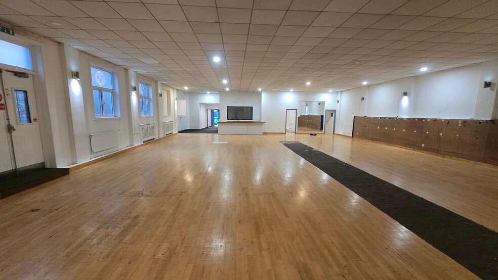 63 Wandsworth High St, London to rent - Building Photo - Image 2 of 6