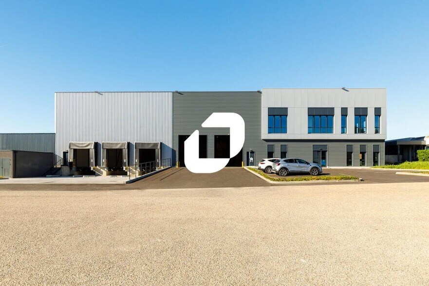 Industrial in Corbas to rent - Building Photo - Image 1 of 32