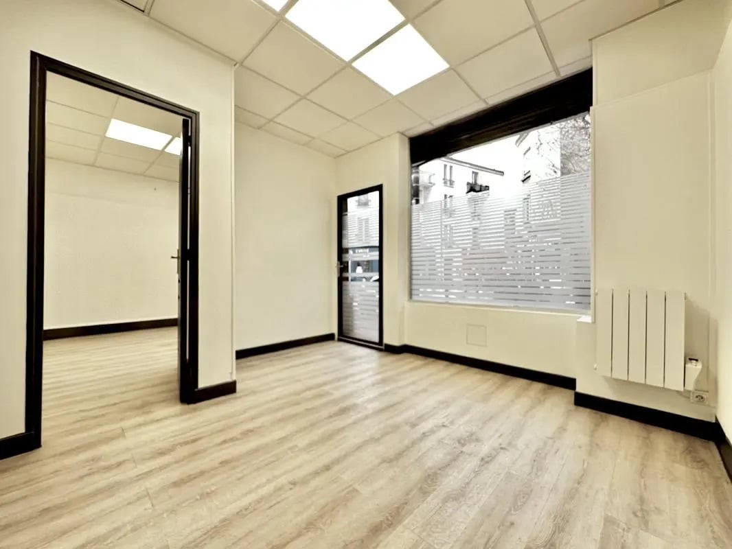 Retail in Montreuil to rent Interior Photo- Image 1 of 14