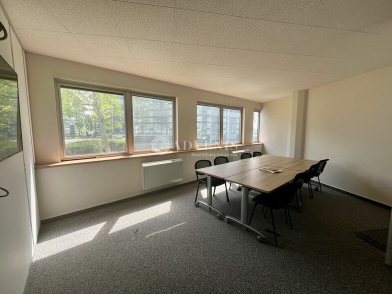 Office in Tremblay-en-France to rent - Building Photo - Image 2 of 9