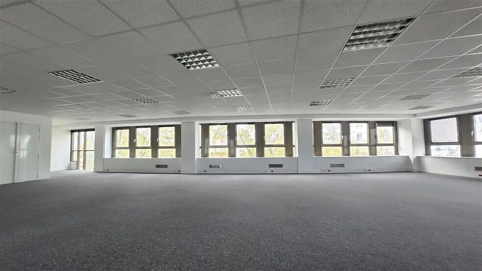 Office in La Garenne-Colombes to rent - Building Photo - Image 1 of 8