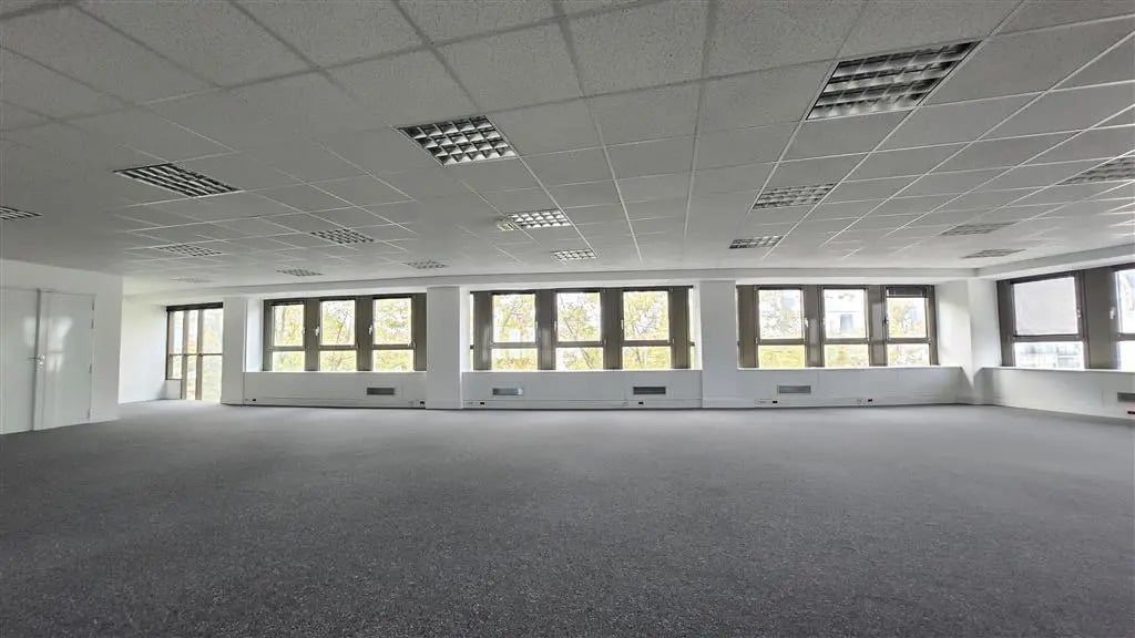 Office in La Garenne-Colombes to rent Building Photo- Image 1 of 9