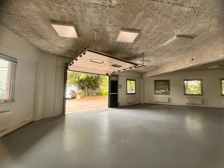56 Rue Du Port, Nanterre for sale - Interior Photo - Image 1 of 5