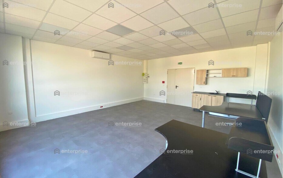 Office in Le Plessis Belleville to rent - Interior Photo - Image 3 of 4