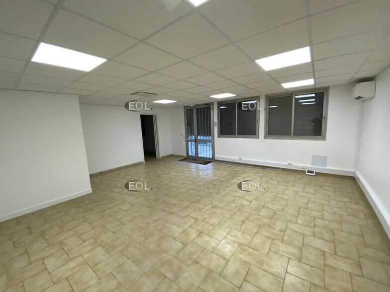 Light Industrial in Sainte-Geneviève-des-Bois to rent - Building Photo - Image 3 of 12