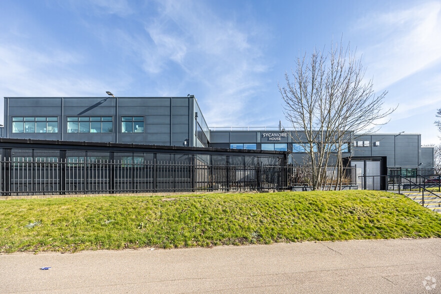 Gunnels Wood Rd, Stevenage to rent - Building Photo - Image 3 of 3