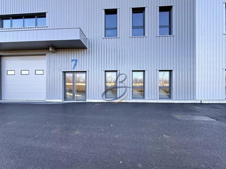 Light Industrial in Bourgoin-Jallieu to rent - Building Photo - Image 3 of 11