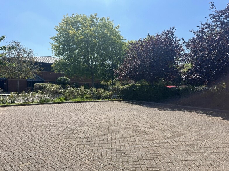 Quilters Way, Stoke Mandeville for sale - Building Photo - Image 3 of 15