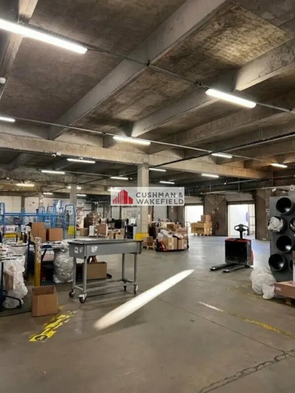 Location Local d'activités 1 740 m² - Photo 1