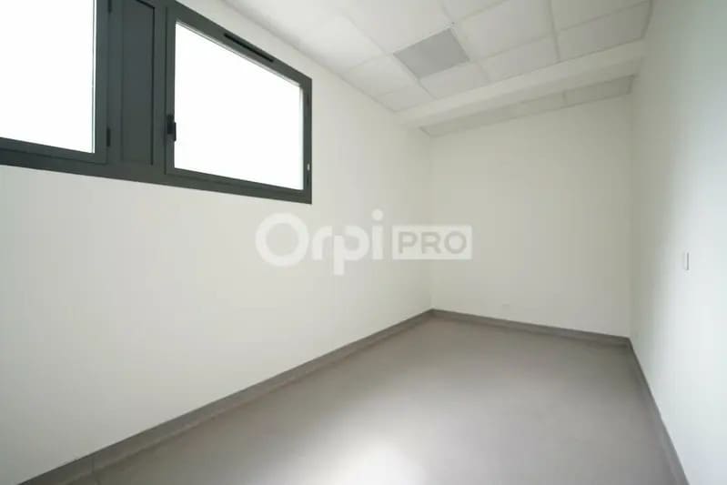 15 Rue Jules Romains, Vaulx-en-Velin to rent - Interior Photo - Image 3 of 12
