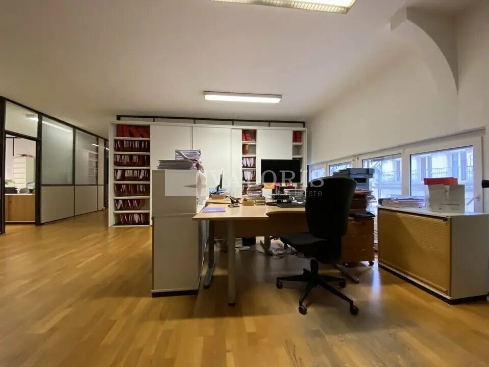 Office in Lyon to rent Interior Photo- Image 1 of 7