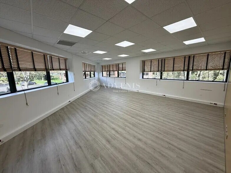 Office in Champs-sur-Marne to rent - Interior Photo - Image 2 of 10