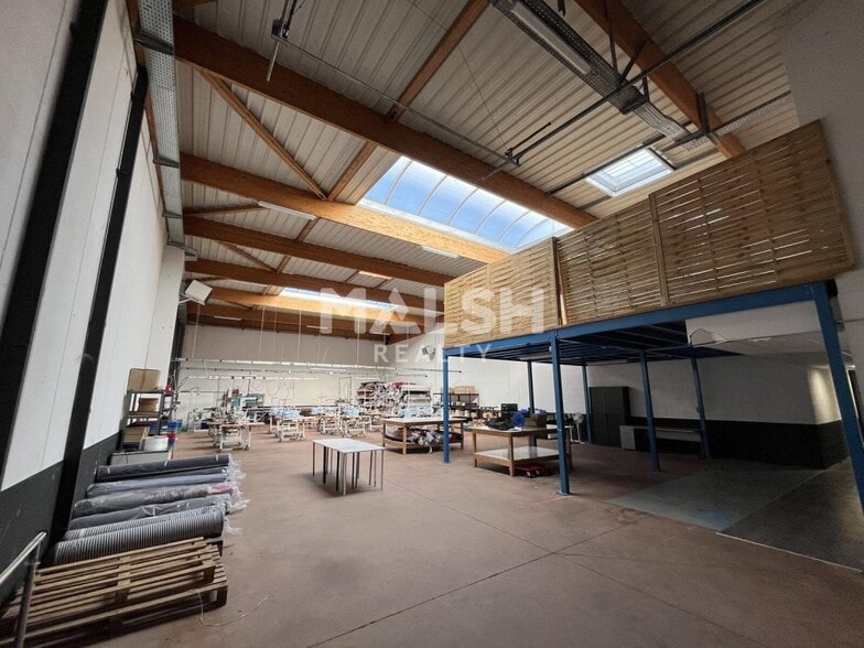 Light Industrial in Décines-Charpieu to rent - Building Photo - Image 2 of 14