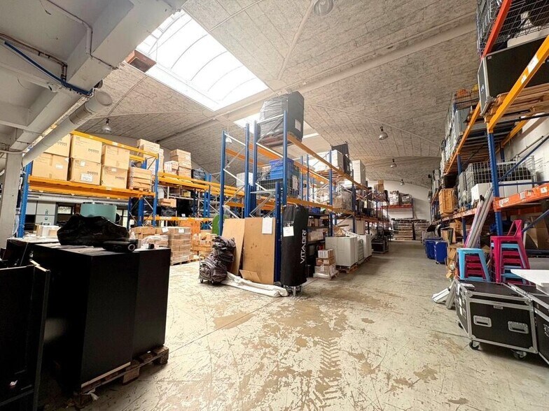 Light Industrial in Carrières-sur-Seine to rent - Interior Photo - Image 1 of 13