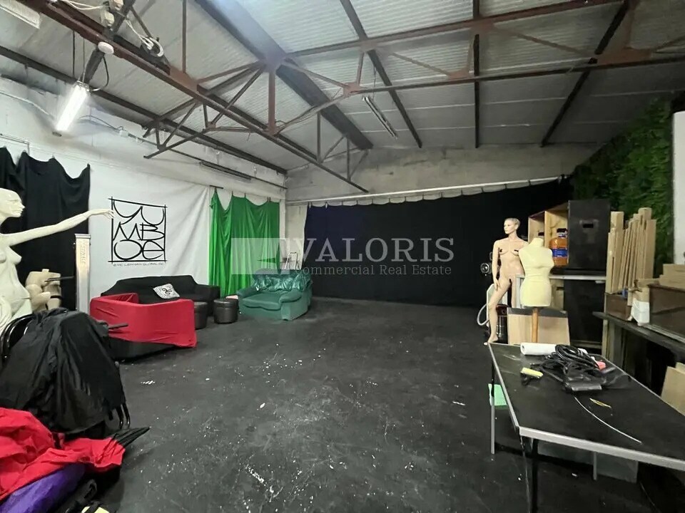 Light Industrial in OULLINS-PIERRE-BÉNITE for sale Interior Photo- Image 1 of 8