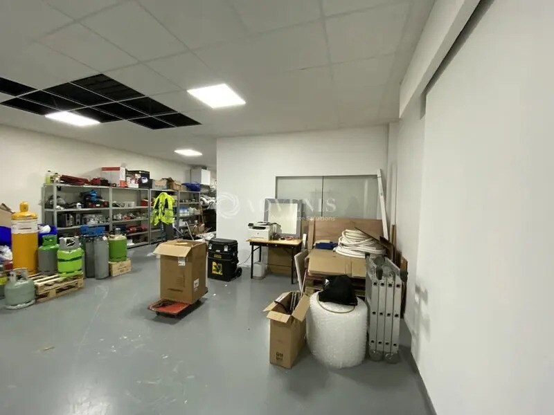 Light Industrial in Montigny-le-Bretonneux to rent Interior Photo- Image 1 of 6
