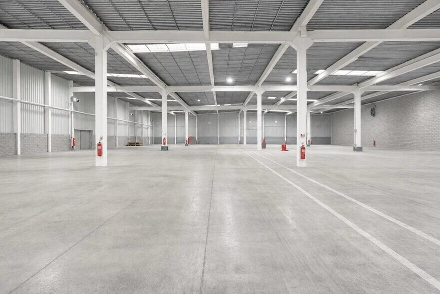 Industrial in Saint Witz to rent - Interior Photo - Image 1 of 4