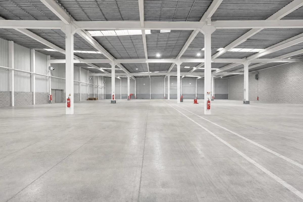 Industrial in Saint Witz to rent Interior Photo- Image 1 of 5