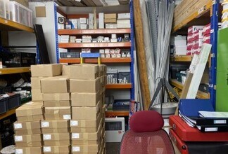 Queensway, Enfield to rent Interior Photo- Image 2 of 2