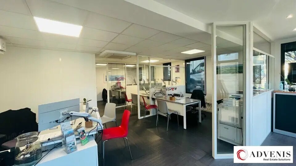 Retail in Saint-Médard-en-Jalles for sale - Interior Photo - Image 1 of 7