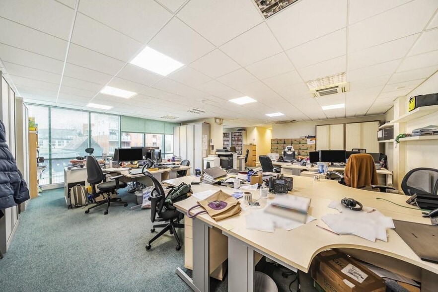 Marlborough Hl, Harrow to rent - Building Photo - Image 2 of 28