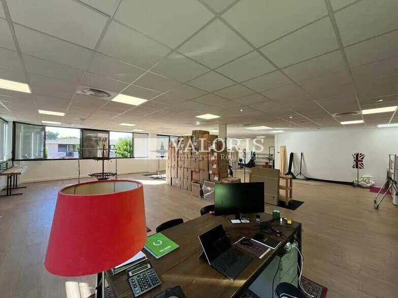 Office in Aix-en-Provence to rent - Building Photo - Image 3 of 11