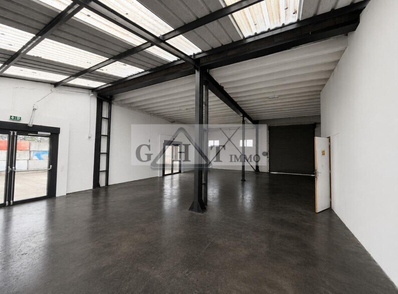 Industrial in Fontenay-Trésigny to rent - Building Photo - Image 1 of 4